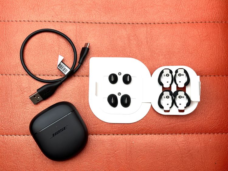 開箱Bose QuietComfort消噪耳塞II新增的Bose Fit Kit適⽿套裝。黃子倫攝