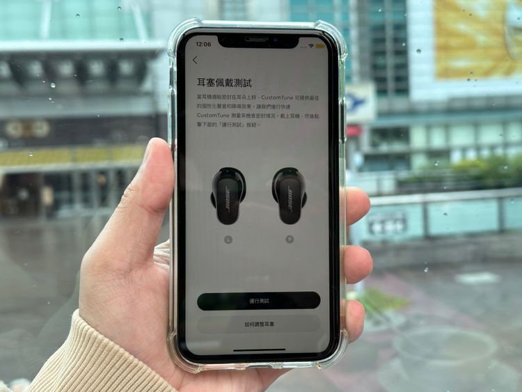 Bose Music App的耳機配戴測試，完成後可提供最佳的智能耳內音場調校技術。黃子倫攝