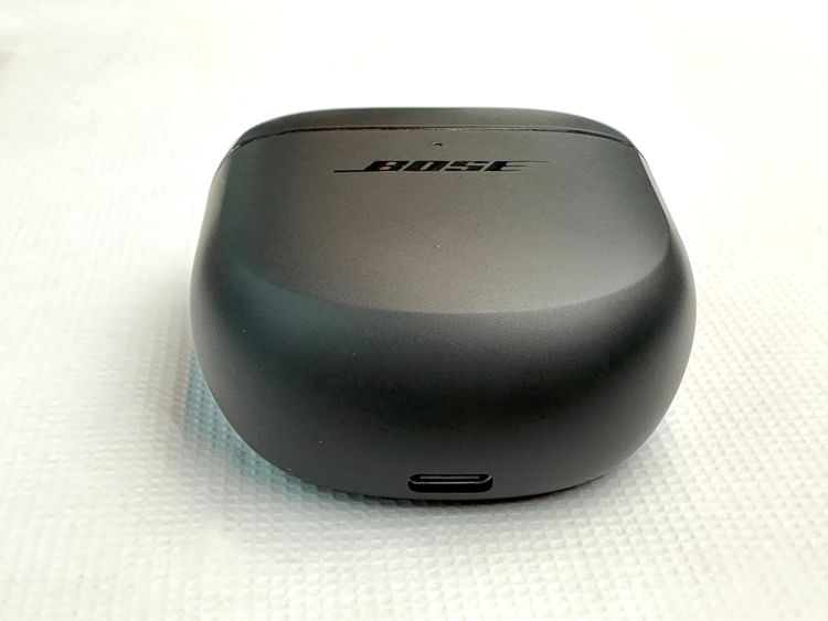 造型更為扁平的充電盒，配有USB-C埠，但沒有支援無線充電。黃子倫攝