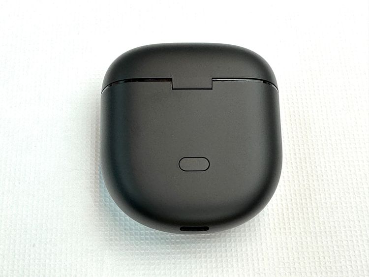 重新設計的充電盒，採上方下圓形狀，背面重置與配對按鍵。黃子倫攝