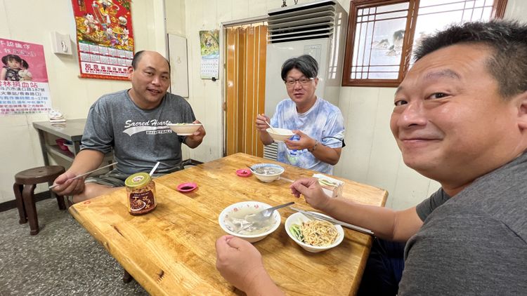 三名老顧客同桌內用，對該店魚湯和陽春麵好味道讚不絕口。魏嘉良攝