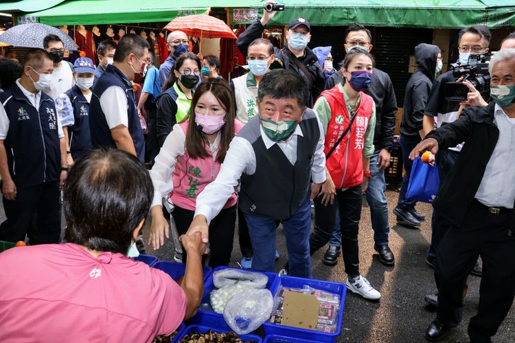 陳時中上午到太平市場掃街。趙世平攝