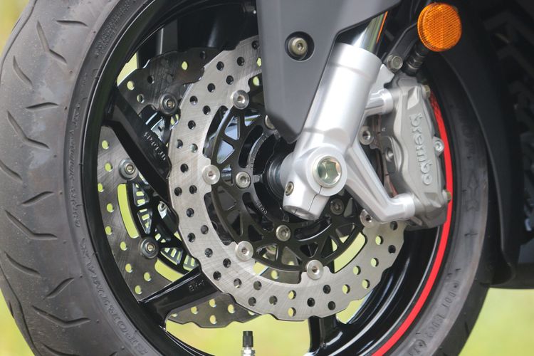 制動系統採用雙Brembo輻射固定對向四活塞卡鉗，並且搭配浮動式浪花碟盤。林浩昇攝