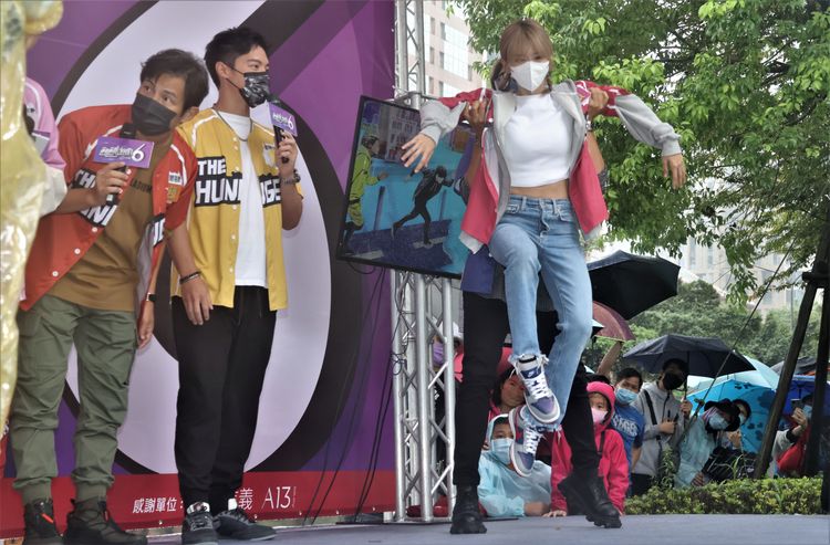 王仁甫抱蔡黃汝玩遊戲。彭欣偉攝