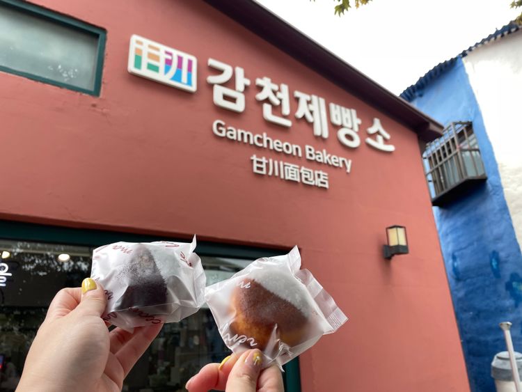 知名的月亮麵包，一顆2千韓元。黃盈甄攝