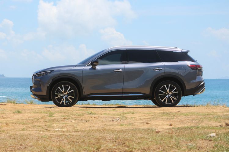 懸浮式的車頂風格，在窗框及側下護板運用了刀刃狀的金屬飾板，而整體風阻係數也降低到0.32Cd。林浩昇攝