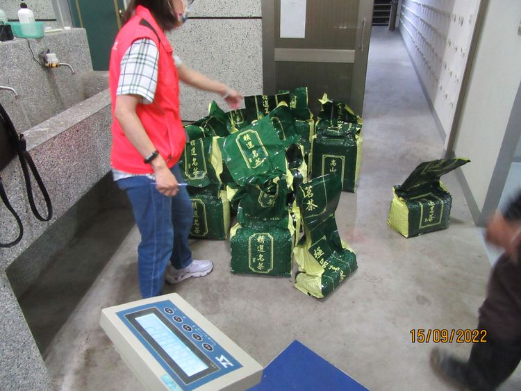 衛生局配合檢方稽查，發現南投許姓業者經營之茶廠，還有7百多公斤的混充茶葉。南投衛生局提供