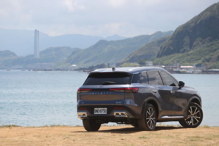 在高翹圓潤的鈑件塑造下，車尾呈現簡約俐落的風格。林浩昇攝