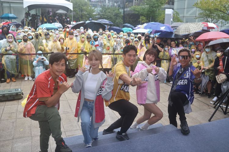 主持群與冒雨前來的粉絲合影。彭欣偉攝