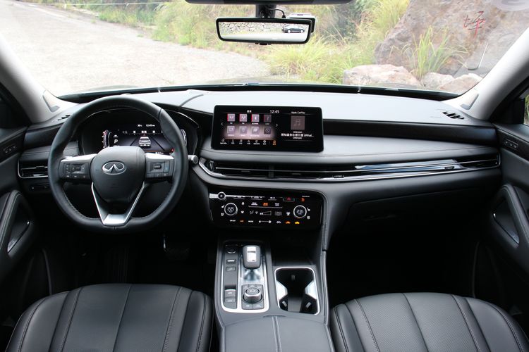 新世代中控台中央不再採用上下雙螢幕，而是以大尺寸的12.3吋規格整合。林浩昇攝