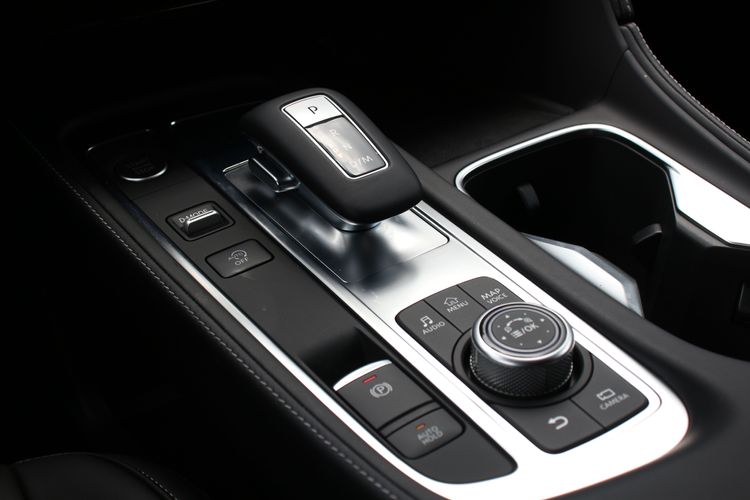 9速手自排變速箱採電子線傳的排檔桿，並且附有行車模式切換。林浩昇攝