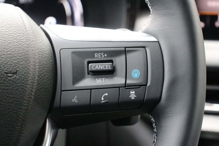 按下方向盤上的藍色按鈕之後，就能啟動Level 2半自動駕駛輔助功能。林浩昇攝