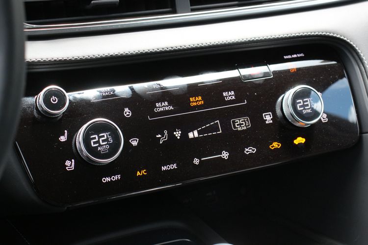 全平面觸控式空調介面，使用時有明顯電容回饋，溫度控制則是採用旋鈕操作。林浩昇攝