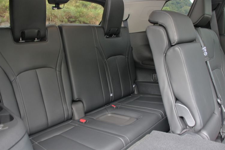 第三排成人乘坐也不會太委屈，而安排於車頂兩側的出風口能強化冷房效率。林浩昇攝