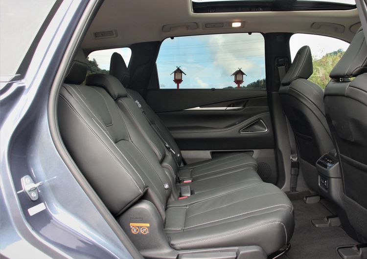 中排座椅空間寬敞，稍高的座點搭配全景天窗，有很棒的乘車視野，並有獨立恆溫空調操作。林浩昇攝