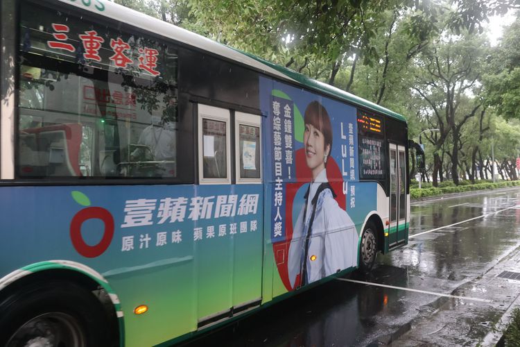 Lulu見巨幅美照在路上趴趴走，興奮表示「我覺得很用心耶」。彭欣偉攝