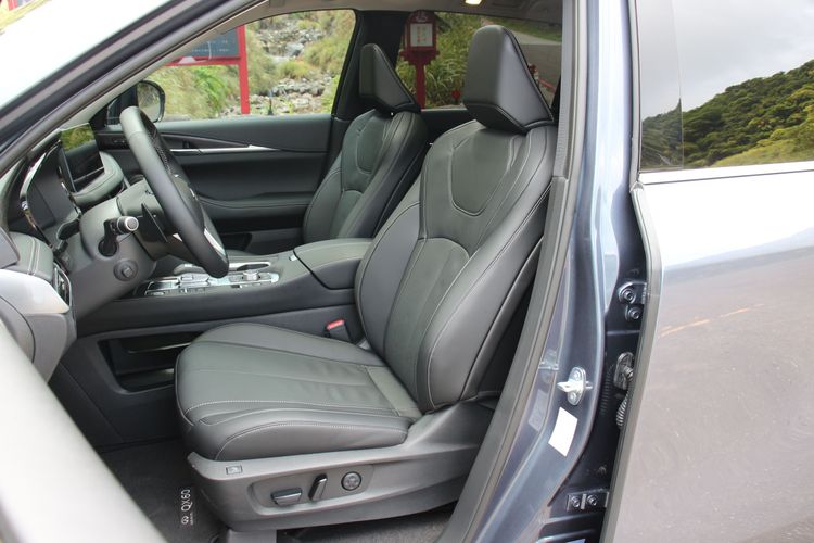 座椅均以黑色皮革包覆搭配白色縫線，雙前座並擁有通風加熱功能。林浩昇攝