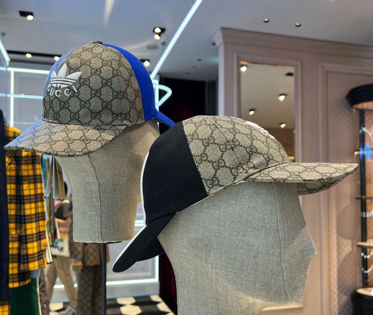 GUCCI與adidas攜手設計的雙沿棒球帽，呼應系列主題的鏡像反射概念。邱瓈瑩攝