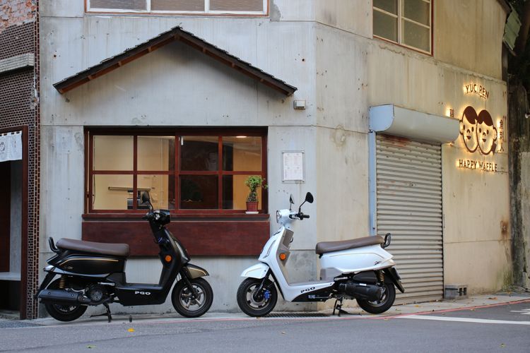 Sprint 125 B&W特仕車在前土除及車側，都額外加入了專屬的金色飾條。林浩昇攝