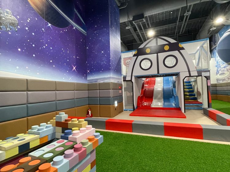 9樓超過200坪的「星際樂園」主題樓層，可讓孩子們盡情放電。黃盈甄攝