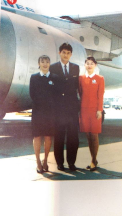 劉增祥(中)曾任華航空服員8年半。劉增祥提供