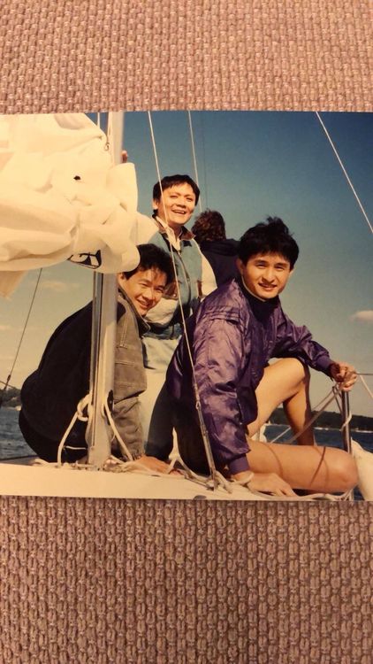 劉增祥(右)當空服員飛紐約時，跟同事乘快艇出遊。劉增祥提供