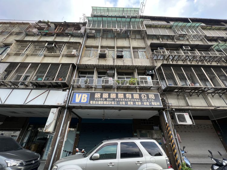 專家分析，1樓戶造成搶標原因與地段和價格有關，掌握黃金門牌加上區域具備都更價值，尤其線上物件稀少、底價5字頭低於市價，才會讓外界不惜加價。法拍業者提供