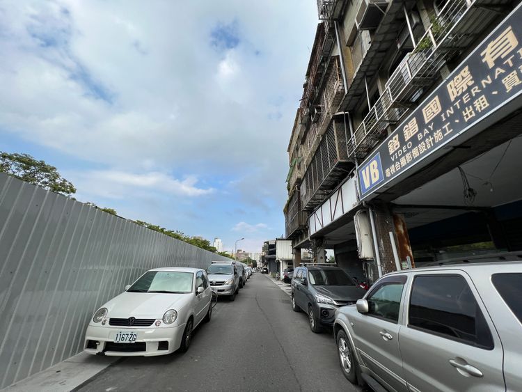 專家表示，1樓戶一拍底價換算每坪僅5字頭，明顯低於周邊行情，條件相仿的一般社區單價至少8字頭，入手門檻低也是造成搶標的原因。法拍業者提供