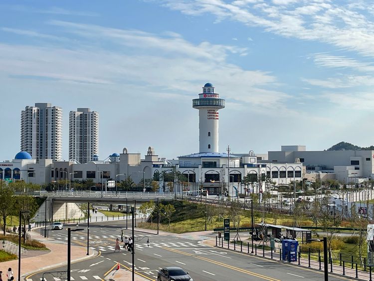 樂園旁還有樂天購物中心，滿足旅客購物需求。黃盈甄攝