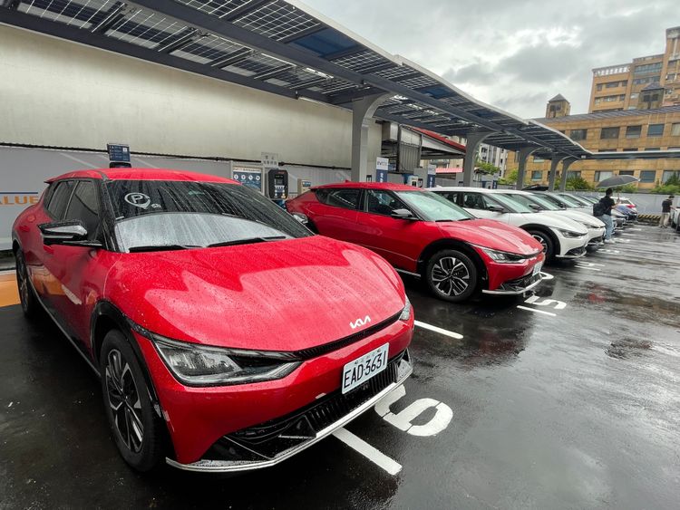 行程第一天於台北內湖的華城EVALUE充電站集合，滿滿的Kia EV6佔滿場地空間。林浩昇攝