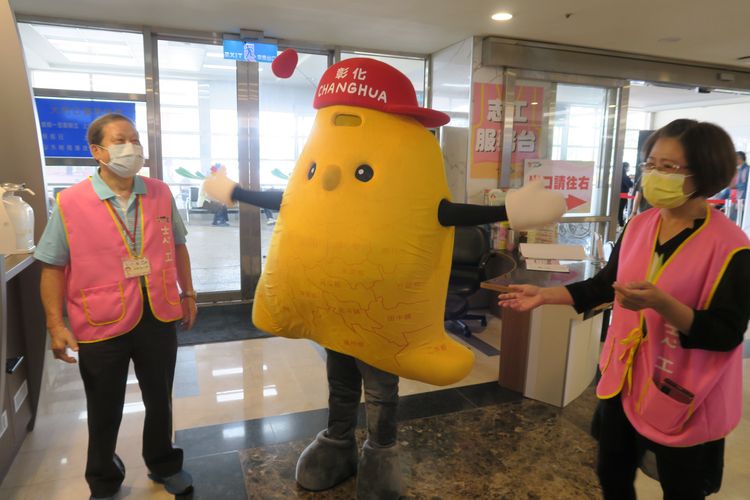 彰縣府志願服務吉祥物寶寶今天到彰化醫院招募志工。院方提供