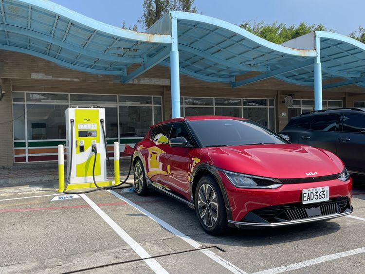 回程充電首先來到屏東楓港的特爾充電站，充電7分鐘之後，電量便從25%來到50%。林浩昇攝