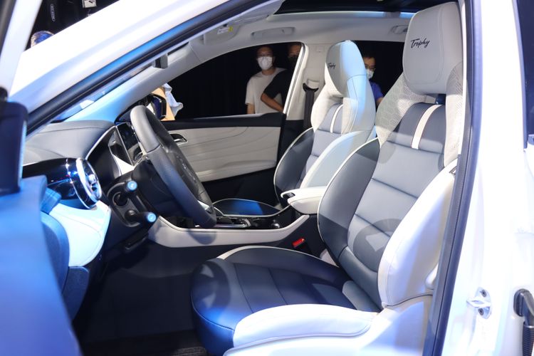 冰峰白車色內部搭配的是典雅的白內裝，兩張一體式跑車椅更是HS車系的獨門特色。林浩昇攝