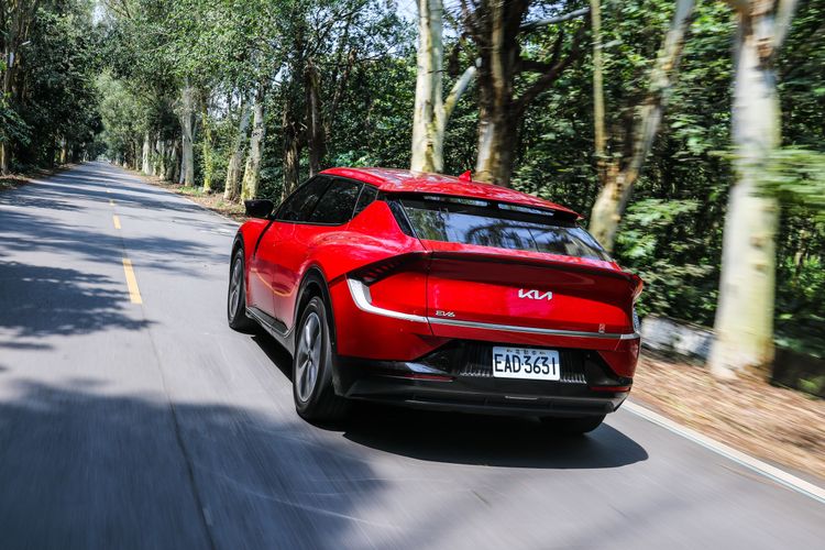 Kia EV6搭載先進的800V電池系統，其可支援240KW超高速充電，原廠標榜充電4.5分鐘就可行駛100公里。林浩昇攝