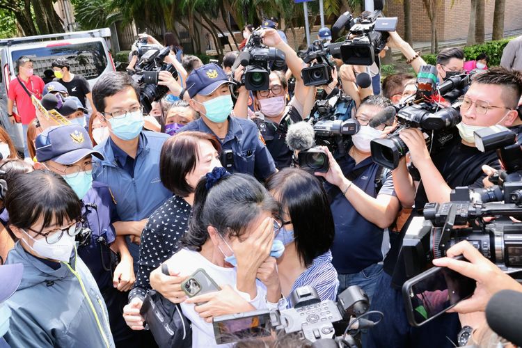 周玉蔻狂追著張淑娟喊要道歉，她昨日如同驚弓之鳥，一路哭著離開。資料照片