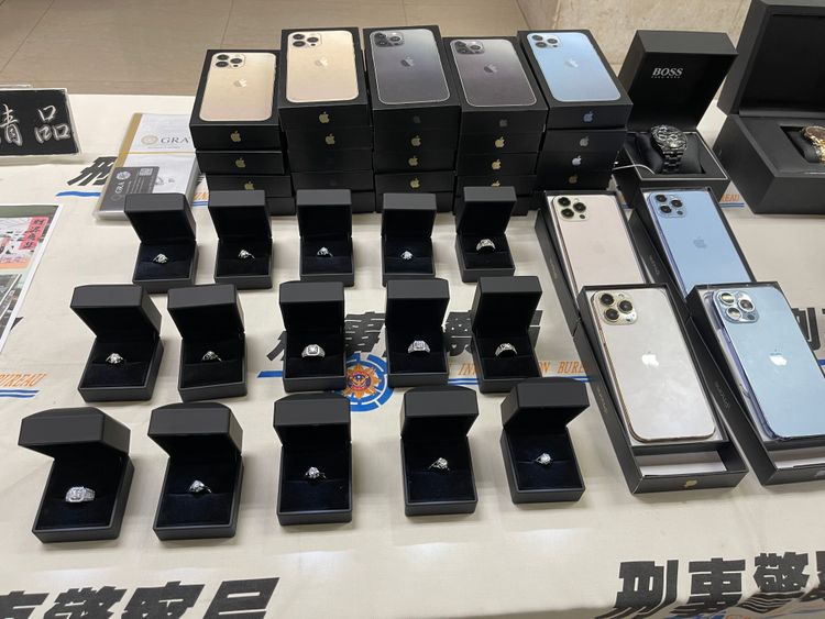 警方查扣的鑽戒全是不值錢的假貨。翻攝畫面