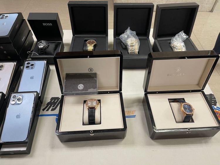 警方查扣的名錶全是山寨貨。翻攝畫面