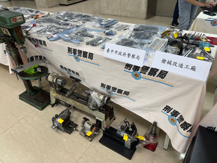 警方破獲地下兵工廠改槍證物。翻攝畫面