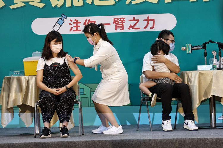 學齡前幼兒、孕婦均符合公費流感接種資格。葉志明攝