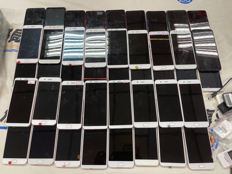 楊男等人的假投資詐騙集團，使用大量手機。刑事局提供