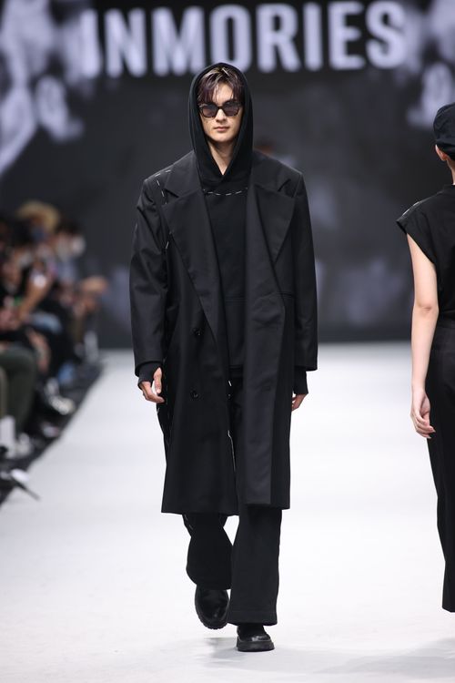 羅奕傑身穿INMORIES 李亨的作品走秀，為自己的表現打70分。臺北時裝週提供