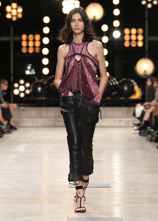 Isabel Marant 2023春夏系列跨時空展露精緻波西米亞風格到夏日海灘的玩酷裝束。品牌提供