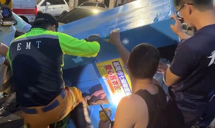 黃女受困回收箱內意識清楚。讀者提供