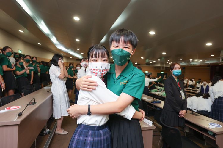 兩校學生互相交換Instagram，並已變成好友。文化總會提供