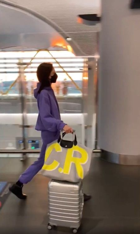 加拿大名模Coco Rocha日前出現於機場帶著My Pliage Signature旅行袋。翻攝cocorocha IG