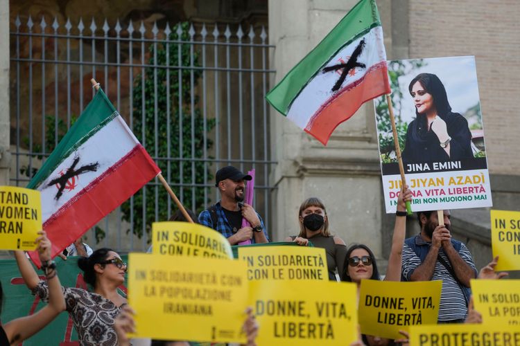 義大利的伊朗裔民眾高舉艾米尼的照片，聲援伊朗女性爭取服裝自主權力。美聯社