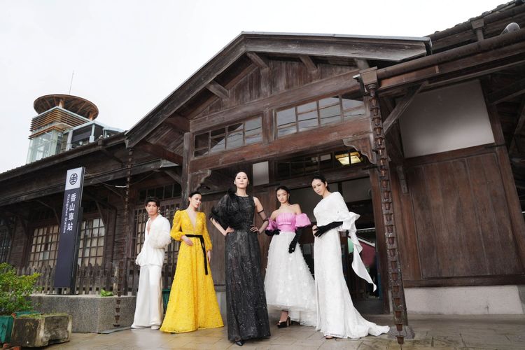 模特兒於新竹市定古蹟香山車站展現JASMINE GALLERIA 2022 Couture Collection訂製禮服系列的華麗風情。品牌提供