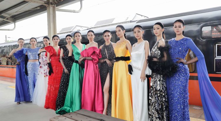 JASMINE GALLERIA 2022 Couture Collection訂製禮服系列大秀後，模特兒於新竹香山月台謝幕。品牌提供