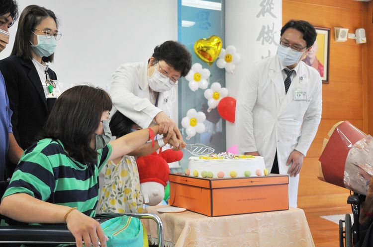 慈濟醫院為地震受傷的患者舉辦出院歡送，祈願一切平安。玉里慈濟醫院提供
