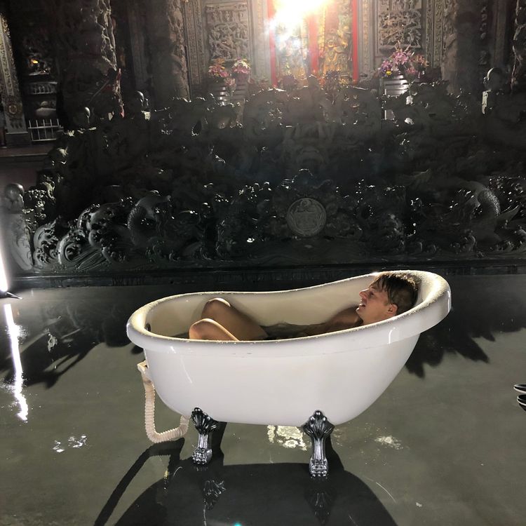 法比歐表示現場的美術陳設與服裝都是幫助他進入角色最好的推手。Alexander King Chen提供